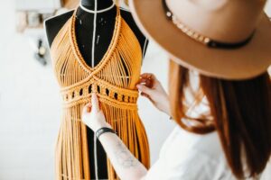 artesctc.ro | Impactul Franjurilor în Moda Înaltă: Istorie, Evoluție și Tendințe Contemporane